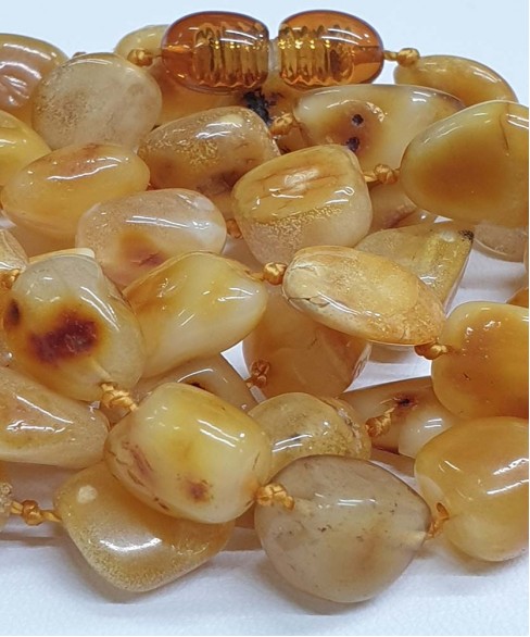 Χειροποίητο γυναικείο κολιέ από βασιλικό κεχριμπάρι KOL10008